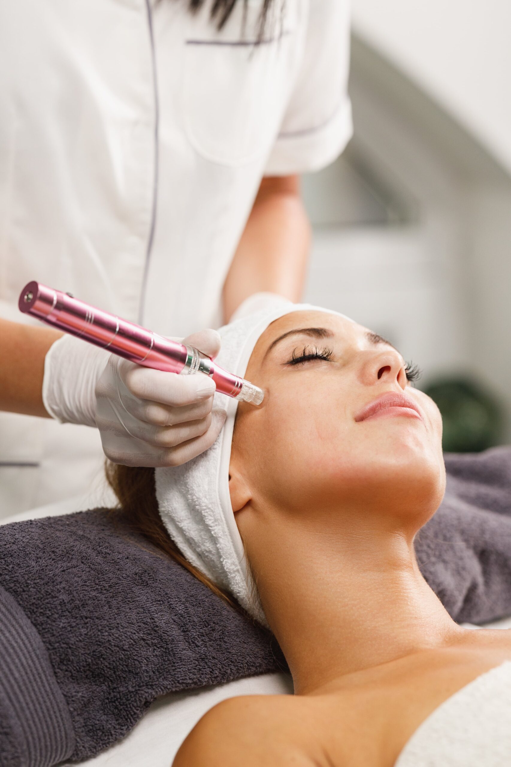 dermapen-treatment-in-a-beauty-salon-2024-10-20-21-18-09-utc-min Microneedling Treatment In A Beauty Salon