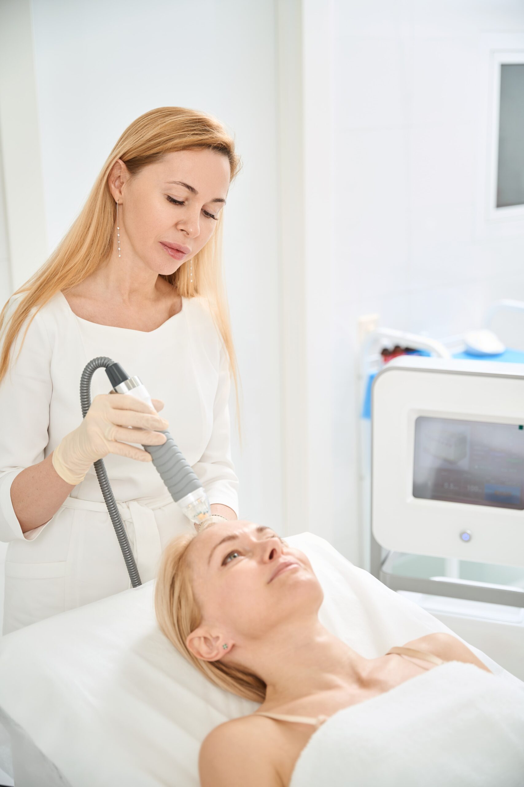 woman-dermatocosmetologist-conducting-microneedle-2024-10-18-08-54-47-utc-min Woman dermatocosmetologist conducting microneedle and radio frequency therapy