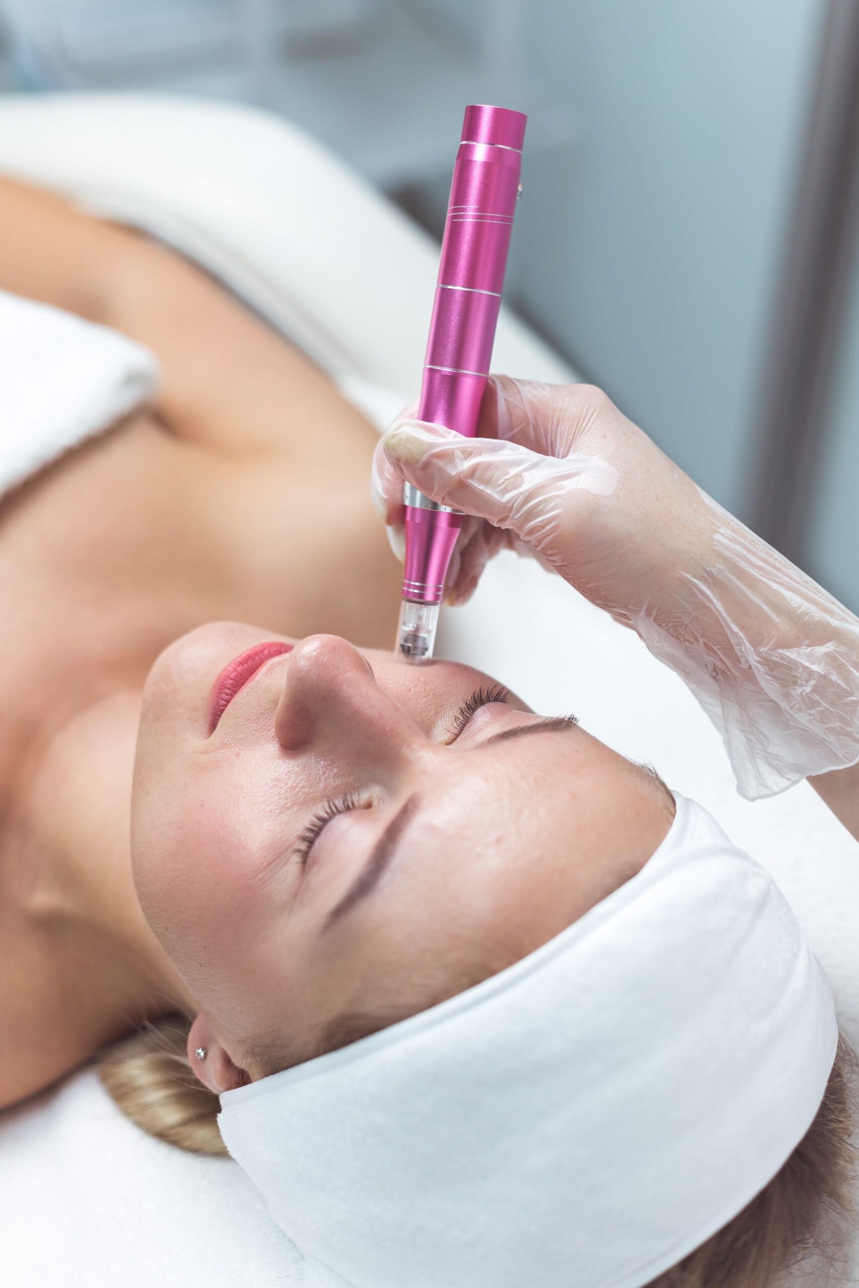 woman-having-facial-treatment-in-beauty-salon-clo-2025-02-15-01-03-47-utc-min Woman having facial treatment in beauty salon, closeup. Oxy derma therapy